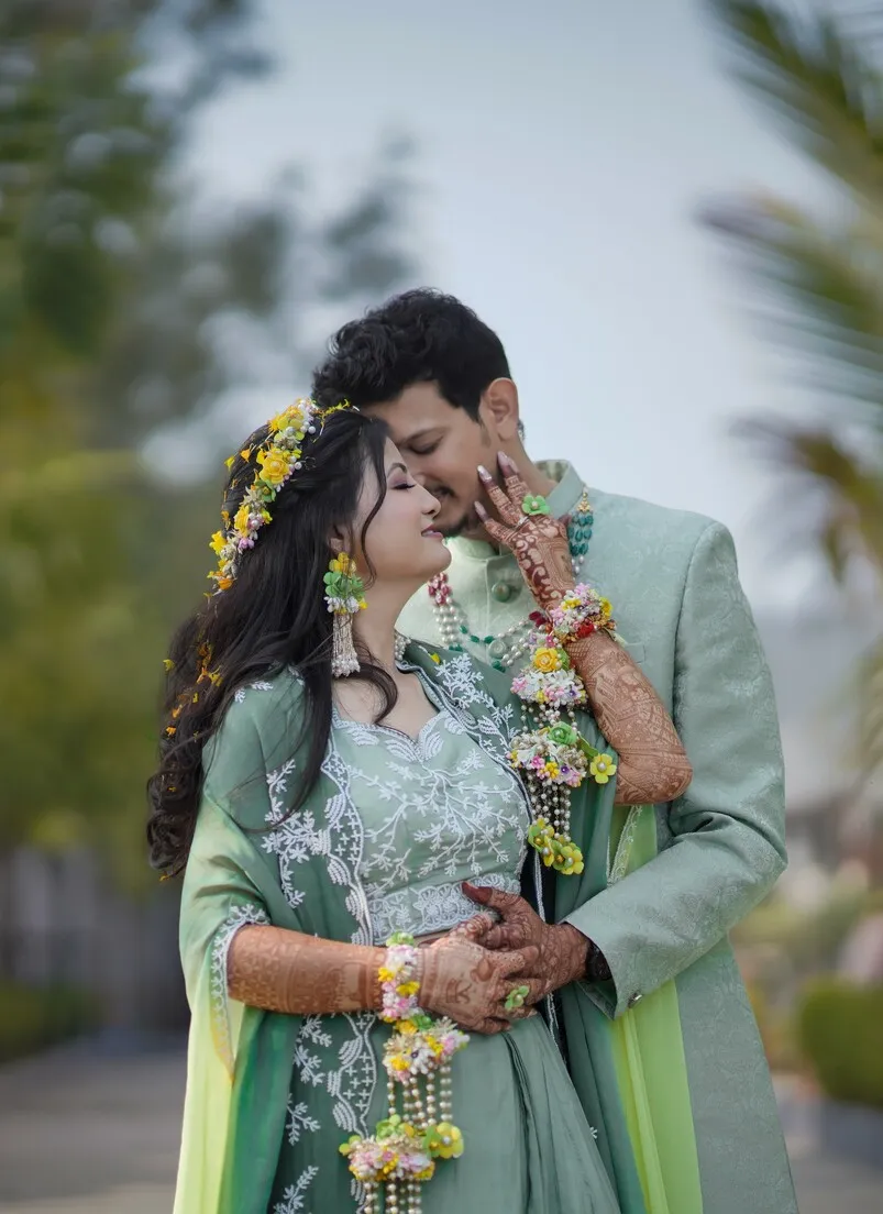 Wedding couple candid shoot in Mehendi ceremony | Fotographiya