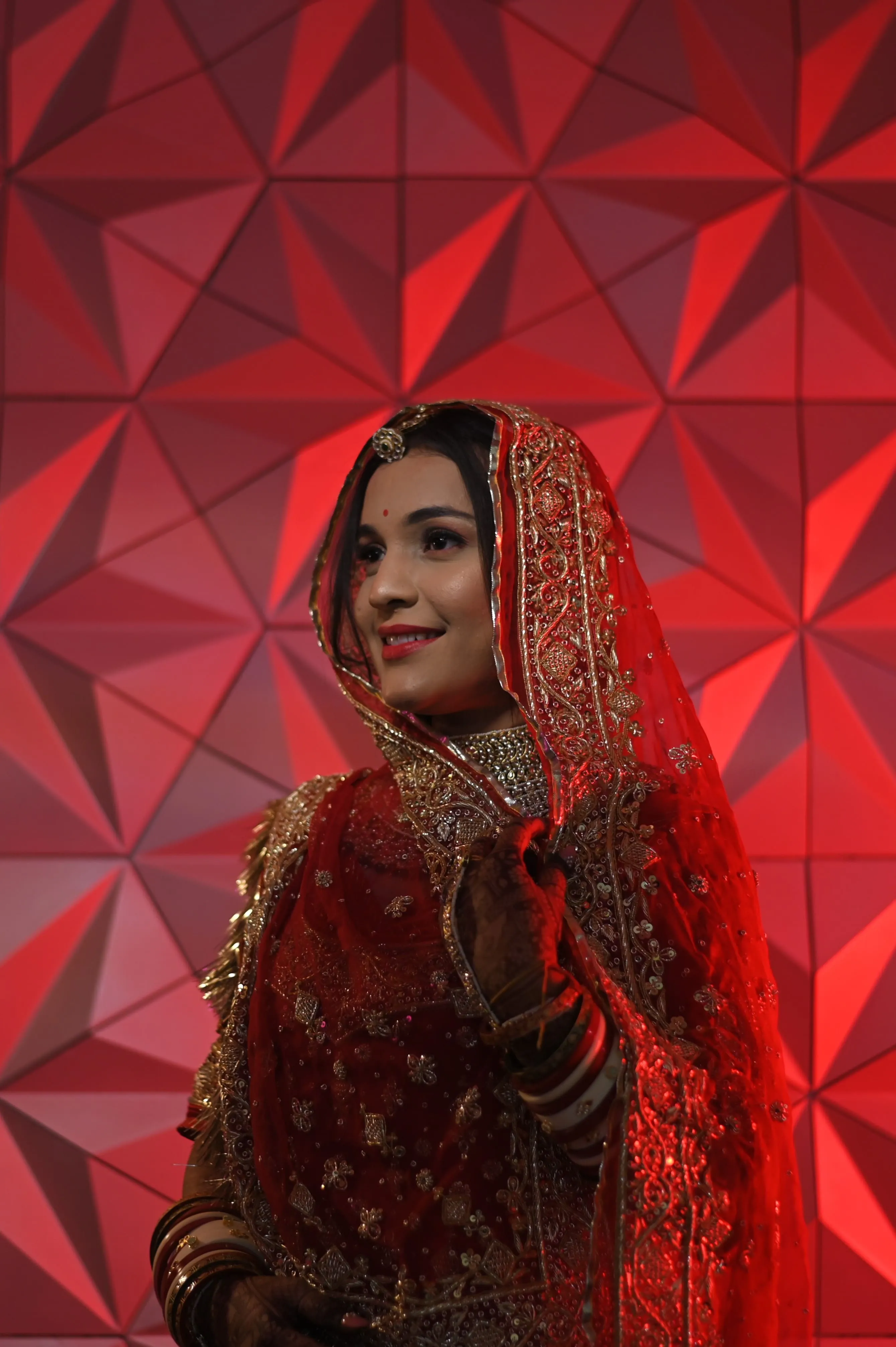 An Indian bride dressed in traditional wedding attire, captured by Fotographiya