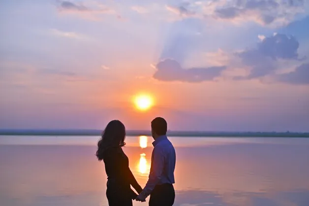 A creative pre-wedding photoshoot of a couple during sunset, captured by Fotographiya