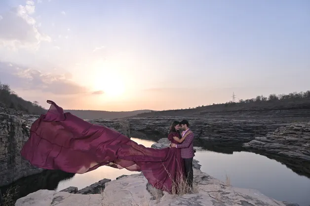 A creative candid shot of a couple enjoying a spontaneous moment, captured by Fotographiya